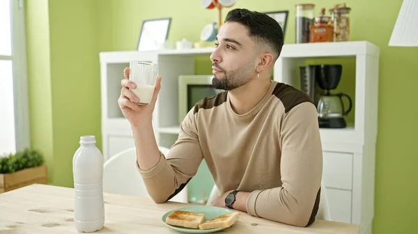 Hombre Árabe Joven Desayunando Sentado Mesa Casa —  Fotos de Stock