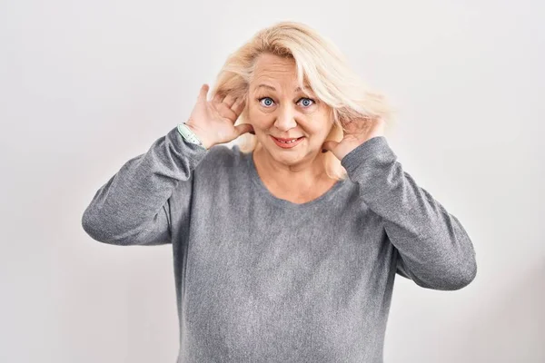 Žena Středního Věku Běloška Stojící Nad Bílým Pozadím Pokoušející Zaslechnout — Stock fotografie