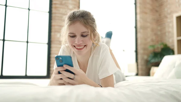 Молода Блондинка Допомогою Смартфона Лежить Ліжку Спальні — стокове фото