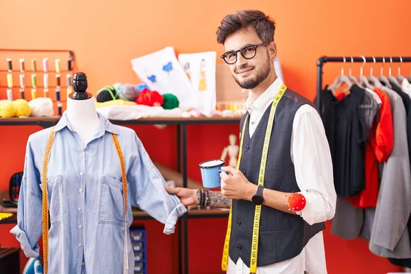 Giovane Uomo Ispanico Sarto Bere Caffè Piedi Manichino Atelier — Foto Stock