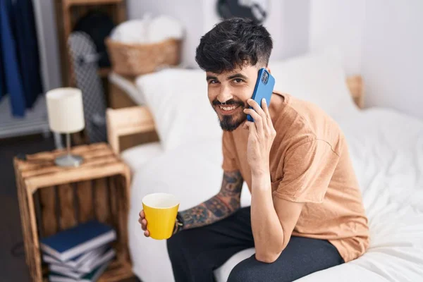 Genç Spanyol Adam Akıllı Telefonda Konuşuyor Yatak Odasında Kahve Içiyor — Stok fotoğraf