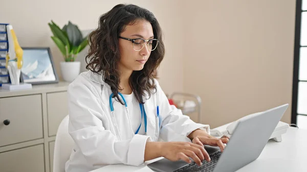 年轻美丽的惊慌失措的女医生在诊所使用笔记本电脑 — 图库照片