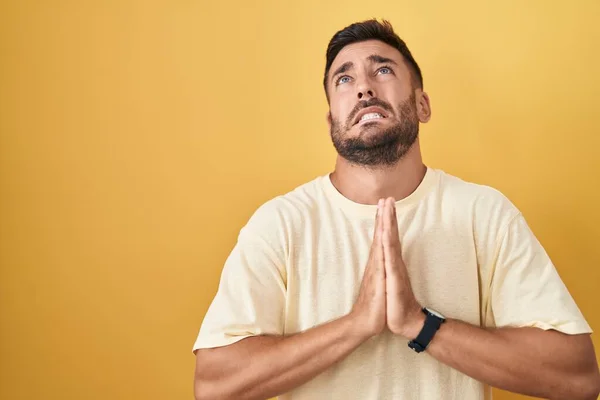 Bello Ispanico Uomo Piedi Sfondo Giallo Implorando Pregando Con Mani — Foto Stock