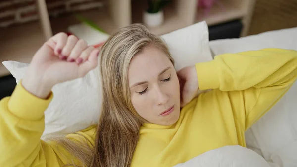 Ung Blond Kvinna Ligger Sängen Sover Sovrummet — Stockfoto