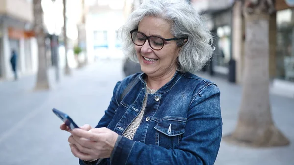 Μέση Ηλικία Γυναίκα Γκρίζα Μαλλιά Χρησιμοποιώντας Smartphone Στο Δρόμο — Φωτογραφία Αρχείου