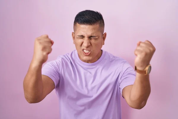 Genç Spanyol Bir Adam Pembe Arka Planda Kızgın Kızgın Sinirli — Stok fotoğraf