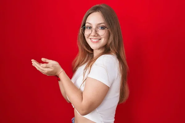 Joven Mujer Caucásica Pie Sobre Fondo Rojo Señalando Lado Con — Foto de Stock