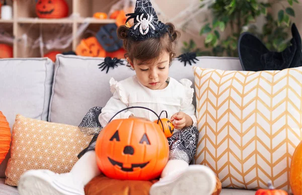 Adorable Chica Hispana Con Disfraz Halloween Sosteniendo Caramelos Canasta Calabaza — Foto de Stock