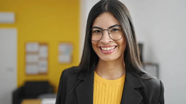 Молода Красива Іспанська Жінка Бізнесмен Посміхається Впевнено Офісі — стокове фото