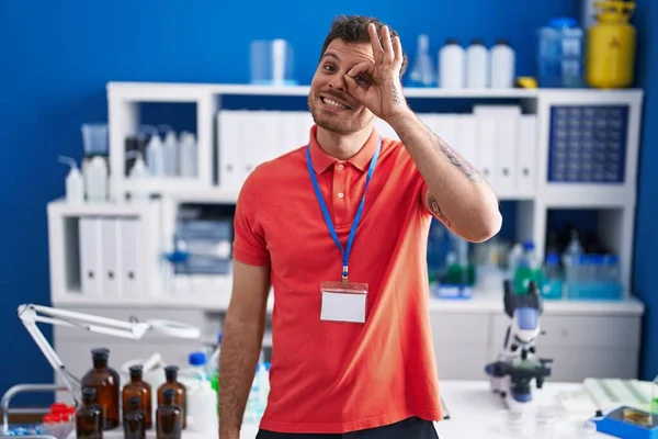 Young Hispanic Man Working Scientist Laboratory Doing Gesture Hand Smiling — Stock Photo, Image