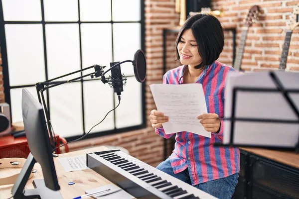 Young Chinese Woman Artist Singing Song Music Studio — Foto de Stock