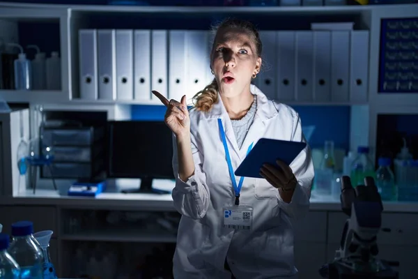 Hermosa Mujer Rubia Que Trabaja Laboratorio Científico Tarde Noche Sorprendida —  Fotos de Stock