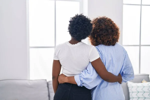 Αφρο Αμερικανίδες Μητέρα Και Κόρη Αγκαλιάζονται Στο Σπίτι — Φωτογραφία Αρχείου