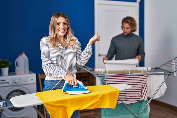 Çamaşır Odasında Giysilerini Ütüleyen Bir Çift Gururla Bağırıyor Zaferi Kutluyor — Stok fotoğraf