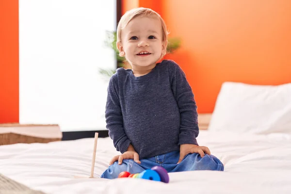 Adorable Niño Rubio Jugando Con Aros Juguete Sentado Cama Dormitorio —  Fotos de Stock