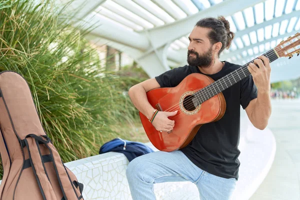 Junger Hispanischer Musiker Spielt Klassische Gitarre Park — Stockfoto
