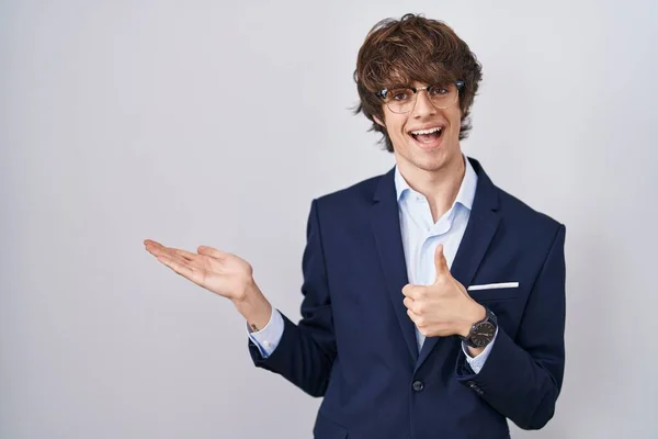 Hispánský Byznys Mladý Muž Nosí Brýle Ukazující Dlaň Ruku Dělá — Stock fotografie