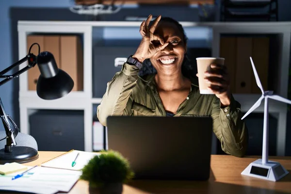 Mujer Africana Trabajando Con Computadora Portátil Noche Haciendo Buen Gesto —  Fotos de Stock