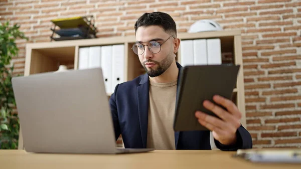 Jovem Árabe Homem Trabalhador Negócios Usando Touchpad Laptop Escritório — Fotografia de Stock