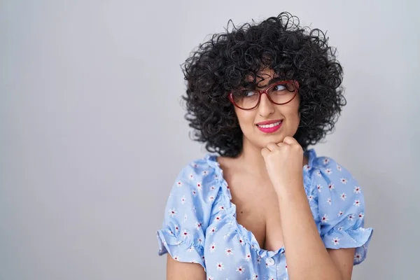 Mulher Morena Jovem Com Cabelo Encaracolado Usando Óculos Sobre Fundo — Fotografia de Stock