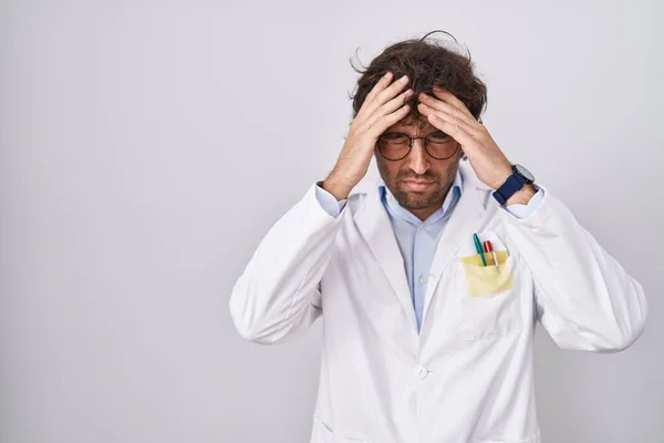 Ağrı Migren Yüzünden Başı Ağrıyan Spanyol Doktor Üniforması Giyen Çaresiz — Stok fotoğraf