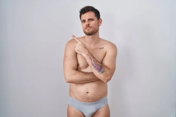 Ung Latinamerikansk Man Stående Skjorta Utan Underkläder Pekar Med Handfingret — Stockfoto
