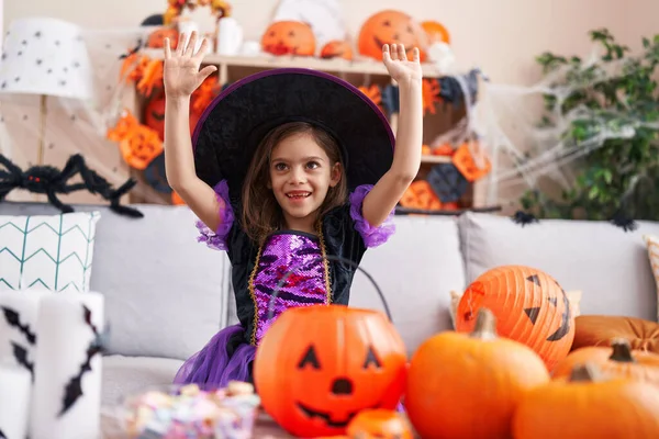 Adorable Chica Hispana Teniendo Fiesta Halloween Con Expresión Ganadora Casa — Foto de Stock