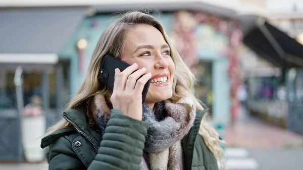Νεαρή Ξανθιά Γυναίκα Χαμογελά Αυτοπεποίθηση Μιλώντας Στο Smartphone Στη Βεράντα — Φωτογραφία Αρχείου