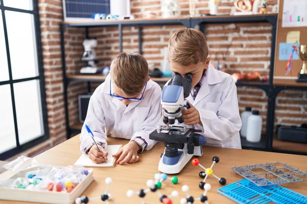 Studenti Adorabili Ragazzi Che Usano Appunti Scrittura Microscopio Classe Laboratorio — Foto Stock