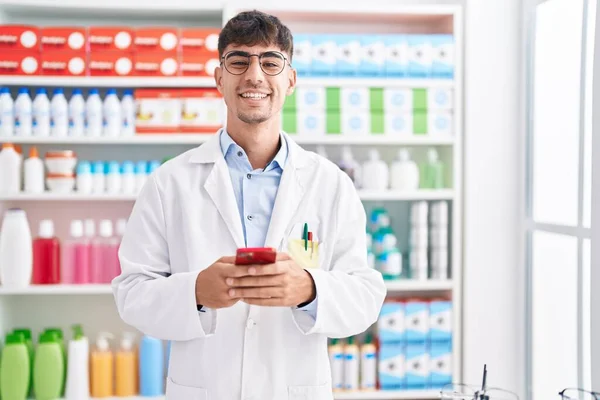 Joven Farmacéutico Hispano Usando Smartphone Trabajando Farmacia — Foto de Stock
