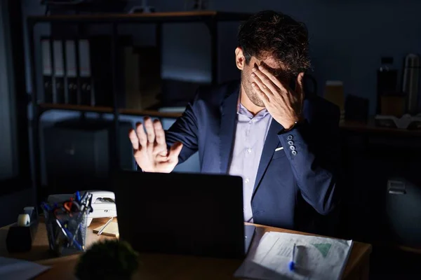 Hispánský Mladík Který Noci Pracuje Kanceláři Zakrývá Oči Rukama Smutným — Stock fotografie
