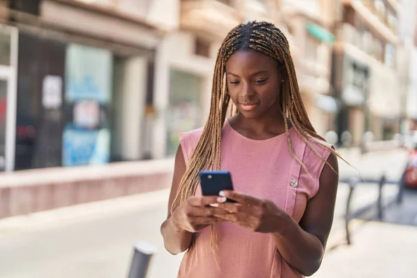 Αφροαμερικανή Γυναίκα Που Χρησιμοποιεί Smartphone Χαλαρή Έκφραση Στο Δρόμο — Φωτογραφία Αρχείου