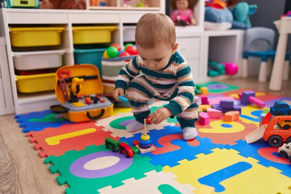 Schattige Blanke Baby Spelen Met Hoepels Zitten Vloer Kleuterschool — Stockfoto