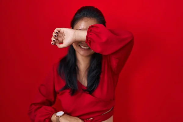 Mujer Joven Asiática Pie Sobre Fondo Rojo Cubriendo Los Ojos —  Fotos de Stock