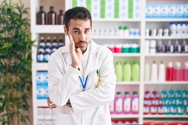 Hombre Hispano Guapo Trabajando Farmacia Mano Mano Contando Rumores Secretos — Foto de Stock