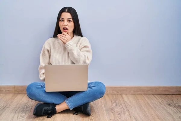 Jonge Vrouw Met Laptop Vloer Thuis Kijken Gefascineerd Door Ongeloof — Stockfoto