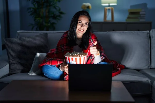 Hispánka Která Popcorn Dívá Film Gauči Jak Dělá Šťastné Gesto — Stock fotografie