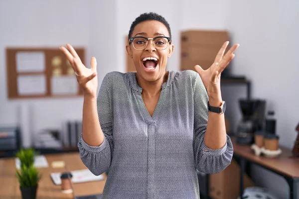Африканская Американка Работающая Офисе Очках Празднует Безумство Удивляется Успеху Поднятыми — стоковое фото