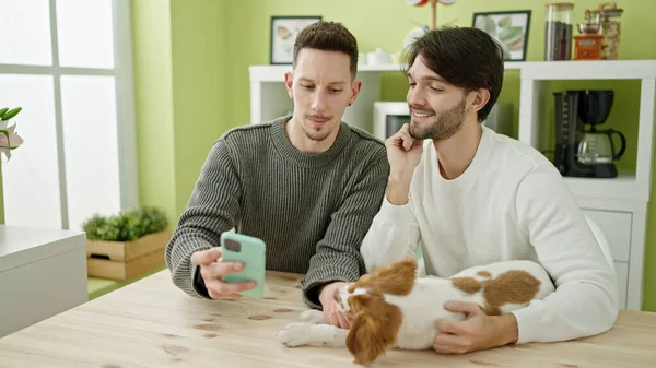 Dois Homens Casal Usando Smartphone Sentado Mesa Com Cão Sala — Fotografia de Stock