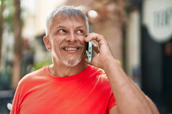 Homem Cabelos Grisalhos Meia Idade Sorrindo Confiante Falando Smartphone Rua — Fotografia de Stock