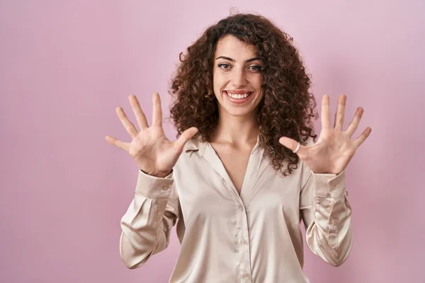 Hispanic Woman Curly Hair Standing Pink Background Showing Pointing Fingers — Foto Stock