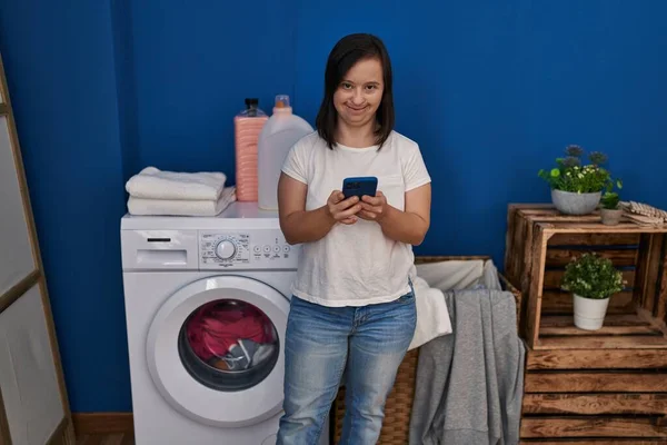 Syndrom Žena Pomocí Smartphone Čeká Pračku Prádelně — Stock fotografie