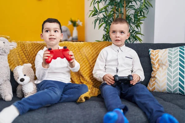 Bedårande Pojkar Som Spelar Spel Sittandes Soffan Hemma — Stockfoto