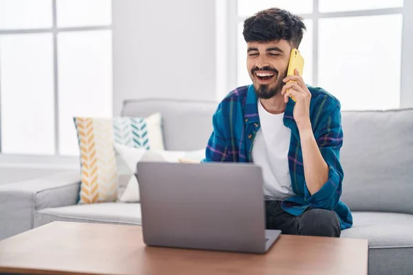 Genç Spanyol Adam Dizüstü Bilgisayar Kullanıyor Akıllı Telefonla Konuşuyor Evdeki — Stok fotoğraf