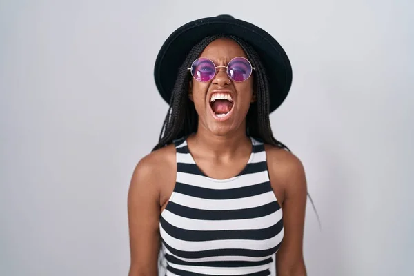 Молодой Африканский Американец Косичками Шляпе Солнцезащитных Очках Злой Безумный Кричащий — стоковое фото