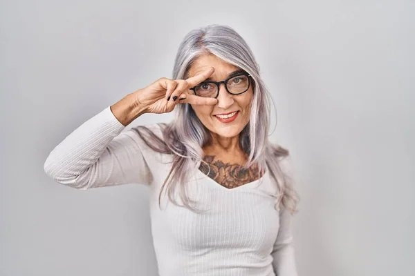 Жінка Середнього Віку Сірим Волоссям Стоїть Білому Тлі Робить Символ — стокове фото