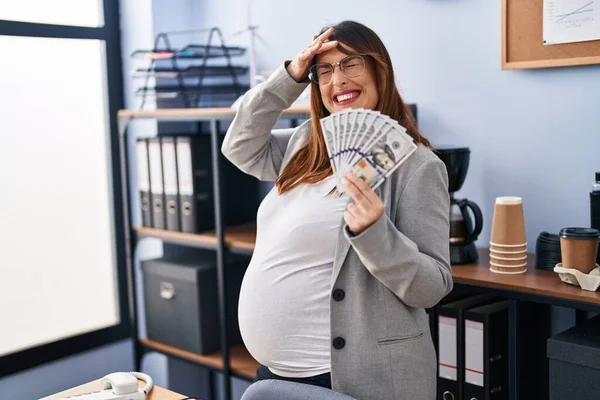 Těhotná Žena Drží Dolary Kanceláři Stresu Frustrovaný Rukou Hlavě Překvapený — Stock fotografie
