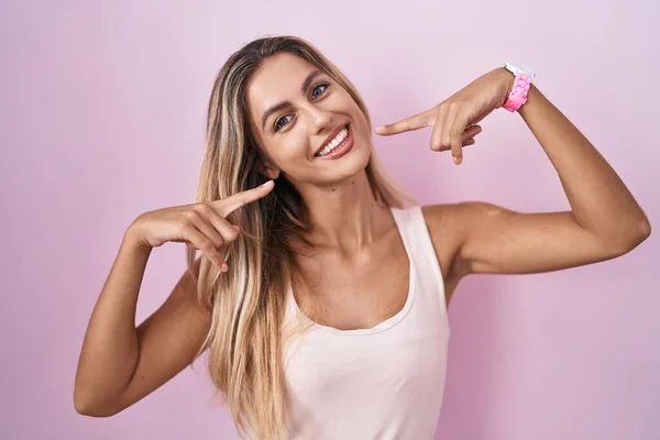 Young Blonde Woman Standing Pink Background Smiling Cheerful Showing Pointing —  Fotos de Stock