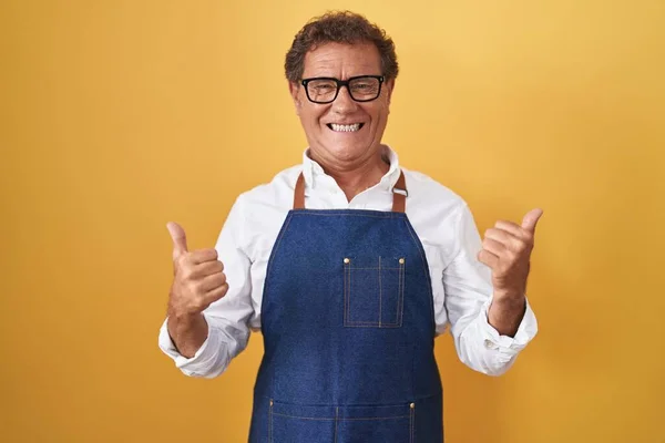 Hombre Hispano Mediana Edad Con Delantal Cocinero Profesional Signo Éxito —  Fotos de Stock