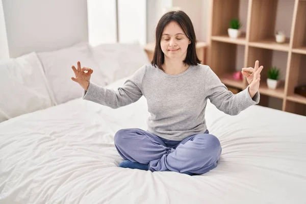 Mujer Joven Con Síndrome Haciendo Ejercicio Yoga Sentada Cama Dormitorio — Foto de Stock